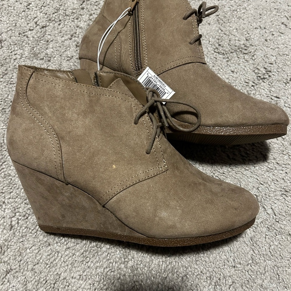 NWT Universal Thread Bessie Taupe Microsuede Wedge Booties Size 8.5
